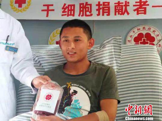 图为经过5个小时，卫立强完成造血干细胞捐献。志愿者供图